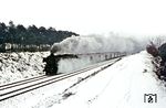 012 066 vor dem aus Vorkriegswagen gebildeteten Zusatzzug D 10735 im schneebedeckten Lathener Einschnitt - und das im März! (28.03.1975) <i>Foto: Wolfgang Bügel</i>
