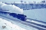 41 229 hatte mit Halbschürze ein ungewöhnliches Aussehen und dampft vor einem Güterzug durch Eichenberg. (21.01.1963) <i>Foto: Detlev Luckmann</i>