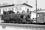 98 1802 in dem an der Hauptbahn Buchloe – Memmingen gelegenen Bahnhof Türkheim (Bay), die mit P 2111 von der "Staudenbahn" aus Ettringen hier eingetroffen war. (04.1959) <i>Foto: Reinhard Todt</i>