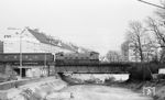 116 009 überquert an der Isartalstraße in Sendling den großen Stadtbach, einen Seitenarm der Isar, der gerade saniert wird. (20.12.1977) <i>Foto: Frank Lüdecke</i>