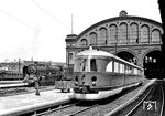 Ein SVT 137 der Bauart "Hamburg" erreicht als FDt 571 aus Frankfurt/M den Anhalter Bahnhof in Berlin. Links steht 03 075 vom Bw 1 Halle (Saale). Die "Ferndurchgangsschnelltriebzüge" (FDt) waren die damals schnellsten Züge in Deutschland. Die höchste Reisegeschwindigkeit wurde dabei auf dem Abschnitt Hannover—Hamm (Westf) mit 132,2 km/h erzielt. Sie galten damals auch als schnellste Züge der Welt. Noch vor Beginn des Zweiten Weltkrieges wurde der Schnellverkehr am 22. August 1939 eingestellt und die Züge aus dem Verkehr gezogen.  (08.1935) <i>Foto: RVM-Filmstelle Berlin</i>