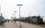 050 318-5 (Bw Gremberg) fährt mit einem Braunkohlezug durch den Bahnhof Köln-Ehrenfeld. (18.04.1975) <i>Foto: Peter Schiffer</i>
