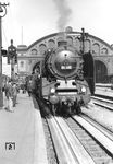 01 105 (Bw Berlin Ahb) hat gerade im Anhalter Bahnhof am Bahnsteig A (Gleis 1) den D 40 nach München bespannt. Schon ist der Wagenmeister für die Bremsprobe zur Stelle. Um 11.50 Uhr wird der Zug die Fahrt antreten.  (1939) <i>Foto: Slg. Eisenbahnstiftung</i>
