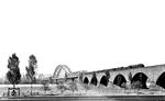 93 655 (Bw Wiesbaden) verlässt mit P 2416 die Rheinbrücke bei Rüdesheim (Rhein). Die Brücke stellte die Verbindung zwischen der rechten Rheinstrecke bei Rüdesheim (Rhein) und dem Nahetal bei Bingen (Rhein) her. Seit dem 13. Januar 1945 war die Brücke wegen Luftangriffsschäden unbefahrbar, wurde nicht repariert und am 15. März 1945 durch deutsche Pioniere gesprengt. Nach dem Krieg wurde sie nicht wieder aufgebaut. (1928) <i>Foto: DLA Darmstadt (Bellingrodt)</i>