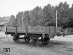 Ebenfalls als Zwischenwagen diente dieser Niederbordwagen (Nr. 128 oder 129), jedoch war er ungebremst.  (04.1956) <i>Foto: Reinhard Todt</i>