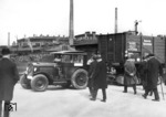 Ausgiebig wurde die Vorführung des ersten Culemeyer-Straßenrollers von den hohen Herren der Reichsbahn und Wirtschaft in Berlin Anhalter Güterbahnhof begutachtet. (27.04.1933) <i>Foto: RVM</i>
