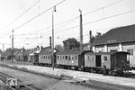 Ein typischer Personenzug auf der Bahnstrecke Georgensgmünd – Spalt, im Volksmund auch "Spalter Bockl" genannt, mit Zuglok 98 307 (ex bay. PtL 2/2 4529). 1905 erschienen die ersten Loks der Baureihe PtL 2/2 ("Glaskasten"), die in den folgenden Jahrzehnten das Bild der Strecke prägen sollten. Die Ära dieser Lokomotiven endete 1963 mit der Ausmusterung der 98 307, die bis zuletzt zwischen Spalt und Georgensgmünd fuhr.  (16.08.1958) <i>Foto: Joachim Claus</i>