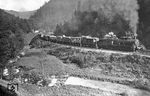 57 3486 kämpft sich im Frankenwald mit einem langen Güterzug die Steigung nahe Lauenstein (Ofr) hinauf. Im August 1924 wurde sie bei Henschel mit der Riggenbach-Gegendruckbremse ausgerüstet und anschließend dem Bw Saalfeld (Saale) zugeteilt. (27.05.1925) <i>Foto: DLA Darmstadt (Bellingrodt)</i>