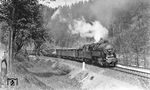 95 004 (Bw Pressig-Rothenkirchen) mit einem Güterzug auf der Frankenwaldbahn zwischen Probstzella und Ludwigsstadt nahe der Blockstelle Falkenstein. (05.06.1939) <i>Foto: RVM-Filmstelle Berlin (Bellingrodt)</i>