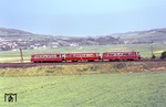 Eine dreiteilige 798-Einheit als Personenzug Andernach - Mayen bei Kruft. (10.05.1975) <i>Foto: Peter Schiffer</i>