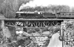 39 179 war erst im Mai 1934 vom Bw Breslau Hbf zum Bw Villingen (Schwarzw) umgesetzt worden und musste nun ihre Leistungsfähigkeit auf der Schwarzwaldbahn unter Beweis stellen. Hier ist sie mit dem D 154 (Offenburg – Konstanz) bei Hornberg unterwegs.  (07.1934) <i>Foto: DLA Darmstadt (Bellingrodt)</i>