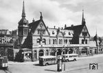 Im Zuge des Neubaus des Flensburger Bahnhofs wurde der 1883 gebaute alte Bahnhof zum ersten Zentralen Omibusbahnhof (ZOB) ausgebaut. (1928) <i>Foto: RVM</i>