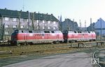 Nach getaner Arbeit verlassen 221 125 und 221 107 gemeinsam den Werksanschluss Krupp im Bochumer Güterbahnhof. (31.01.1981) <i>Foto: Joachim Bügel</i>