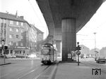 Wagen Nr. 60 der Hagener Straßenbahn (DUEWAG, Baujahr 1959) biegt vom Graf-von-Galen-Ring auf die Eckeseyer Straße auf der Linie 5 nach Vorhalle-West ab. (26.10.1973) <i>Foto: Johannes Glöckner</i>