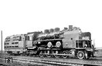 Die T 18 1001 entstand 1924 bei Krupp und besaß eine über dem vorderen Drehgestell eingebaute quer zur Fahrtrichtung liegende sechsstufige Dampfturbine der Bauart Krupp-Zoelly. Die Kraft wurde über ein Zahnradgetriebe und eine Blindwelle auf die Kuppelräder übertragen. Für die Rückwärtsfahrt hatte die Lokomotive eine zweite, kleinere, dreistufige Turbine. Tatsächlich stellte sich bei Versuchsfahrten eine große Ersparnis gegenüber konventionellen Lokomotiven heraus. Nach den Probefahrten wurde die Lokomotive umgebaut: Die Turbine für Rückwärtsfahrt wurde entfernt und durch eine auf ein Wendegetriebe arbeitende Anfahr- und Rangierturbine ersetzt. Auf diesem Bild zeigt sich die Lok im Heimat-Bw Hamm (Westf) im letzen Erscheinungsbild nach erneutem Umbau (1932/35), bei dem jetzt auch die Turbinen- und Getriebeanlage umgebaut worden war. Dieses Kernstück des Antriebs war nun hinter einer Abdeckung verborgen und besteht aus der Haupt- und einer Rangierturbine. Letztere arbeitet auf ein Wendegetriebe und kann wohl ausgekuppelt werden, sodass diese - anders als die zuvor vorhandene Rückwärtsfahr-Turbine - im Betrieb der Hauptturbine nicht mehr mitlaufen muss. Auffällig ist jetzt auch der schmale Kamin und die im Rauchkammerscheitel eingebaute (Abdampf-)Turbine für den in der Rauchkammer liegenden Saugzugventilator. Auf den Hilfskamin wurde verzichtet. Es sind wohl auch weitere Verbesserungen an der Kühl-Anlage des Tenders ausgeführt worden. (05.1935) <i>Foto: DLA Darmstadt (Bellingrodt)</i>