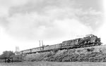 Das Bemühen, den Wirkungsgrad von Dampflokomotiven zu verbessern, führte in den Jahren 1923/24 zum Bau einer Versuchslok mit Dampfturbine der Bauart Krupp-Zoelly. Als T 18 1001 war sie von 1929 bis 1940 beim Bw Hamm (Westf) im Schnellzugdienst im Einsatz, wie hier vor D 4 (Berlin Stadtbahn – Köln) bei Solingen-Landwehr.  (04.08.1935) <i>Foto: DLA Darmstadt (Bellingrodt)</i>