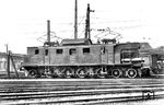 Vor der Drehscheibe am Schuppen 1 (Ostseite) des Bw Leipzig Hbf West präsentiert sich E 50 52 vom Bw Magdeburg-Rothensee. 1924 wurde sie als EP 252 beim Bw Hirschberg (Schlesien) Hbf in Dienst gestellt und 1929 nach Magdeburg-Rothensee umbeheimatet. Dort im April 1946 von der SMA beschlagnahmt rollte sie am 1. Juni 1946 vom RAW Dessau mit Ziel Tscheljabinsk als Reparationsleistung in die UdSSR. Am 16. August 1952 wurde E 50 52 in Frankfurt (Oder) an die DR zurückgegeben und im Raw Dessau abgestellt. Fehlende Ersatzteile und Bearbeitungsmaschienen verhinderten eine Aufarbeitung der veralteten Stangenlok. Schließlich erfolgte mit MfV-Verfügung vom 14. August 1956 die Ausmusterung und anschließende Zerlegung der Schadparklok.  (10.1933) <i>Foto: DLA Darmstadt (Maey)</i>