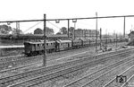 E 75 55 vom Bw Roßlau (Anh) hat mit einem Personenzug soeben den Leipziger Hauptbahnhof verlassen und ist unterwegs nach Dessau. (1932) <i>Foto: DLA Darmstadt (Maey)</i>
