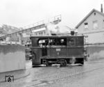 Lok 4 bei der Gleisanschlussbedienung der Firma H.B. Seissenschmidt in der Grünestraße in Plettenberg. Die Lok wurde nach Einstellung der Bahn an die Stadt Plettenberg verkauft. (27.05.1961) <i>Foto: Detlev Luckmann</i>