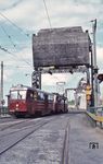 Straßenbahnwagen 31 (SSLidJ/LiB) in Stockholm-Ropsten. Der bedrohliche Betonklotz kann übrigens als Straßensperre herabgelassen werden. (24.05.1974) <i>Foto: Johannes Glöckner</i>