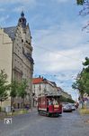 Tw 257 mit Beiwagen 86 vor dem Rathaus an der Endhaltestelle in Leipzig-Wahren. (17.07.2016) <i>Foto: Andreas Höfig</i>