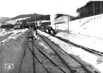 Zugkreuzung im Bahnhof Aha auf der Dreiseenbahn im Schwarzwald. Während ein Zug den Bahnhof in Richtung Titisee verlässt, wartet 75 157 vom Bw Freiburg (Breisgau) Pbf noch auf die Abfahrt nach Seebrugg.  (1932) <i>Foto: RVM</i>