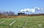 Mit einem Stahlzug aus Beddingen kommt 050 229 bei Hämelerwald angedampft. (21.03.1975) <i>Foto: Dr. Uwe Knoblauch</i>