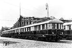 Die Triebwagen der Baureihe ET 51 wurden Anfang der 1930er Jahre speziell für den Einsatz im schlesischen Netz konstruiert. Die Linke-Hofmann-Busch-Werke in Breslau fertigten den mechanischen Teil, für die Lieferung der elektrischen Komponenten waren die BBC und eine Liefergemeinschaft aus AEG und Siemens-Schuckert (WASSEG) verantwortlich. Im Jahr 1934 wurden vier Einheiten aus Trieb-, Bei- und Steuerwagen an die Deutsche Reichsbahn abgeliefert. Das Bild zeigt elT 1703 mit den dazugehörigen Bei- und Steuerwagen (elB 2503, elS 2353) kurz vor der Auslieferung auf dem Werkhof in Breslau-Schmiedefeld, bereits mit der Anschrift "Heimat Breslau Freib Bf" versehen. Ab März 1934 war das Bw Breslau Freiburger Bf erste Heimatdienststelle. 1941 in ET 51 03 (EB 51 03, ES 51 13) umgezeichnet, gelangte die Fahrzeugeinheit im Frühjahr 1945 zum Bw Leipzig Hbf West. Von der SMA beschlagnahmt, wurde sie 1946 als Reparationsgut in die Sowjetunion abtransportiert und dort verschrottet.  (03.1934) <i>Foto: RVM (Werkfoto)</i>