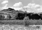 58 524 (Bw Heilbronn Hbf) auf der Fahrt von Heilbronn nach Crailsheim vor der Stadtkulisse von Waldenburg/Württ im Hohenloher Land.  (1937) <i>Foto: RVM (Ulmer)</i>
