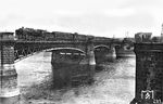 39 023 überquert mit D 137 (Amsterdam – Dresden) die Elbebrücke in Dresden. Die Lok war erst im November 1928 vom Bw Kassel Bahndreieck zum Bw Dresden-Altstadt umgesetzt worden.  (1929) <i>Foto: Werner Hubert</i>