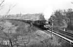 50 1401 (Bw Dillenburg) mit einem Güterzug im Niddatal bei Frankfurt-Berkersheim. (01.04.1958) <i>Foto: Kurt Eckert</i>