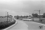 Ein Tw mit zwei Beiwagen neben der Bundesstraße 1 auf dem Weg von Vaals nach Eilendorf kurz hinter der deutsch/niederländischen Grenze bei Vaalserquartier. (22.06.1958) <i>Foto: Gerd Wolff</i>