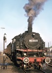 064 305-6 vor dem morgendlichen Güterzug Ng 16185 nach Eslarn im Bahnhof Vohenstrauss. (11.09.1973) <i>Foto: Peter Schiffer</i>