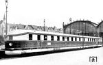 Für den DLA-Fotografen wurde mit dem neuen Triebwagen 877 a/b eine regelrechte Fotosession im Altonaer Hauptbahnhof durchgeführt. Die an der Bahnhofshalle angeschriebene Bezeichnung "Hauptbhf" verlor Altona zum Fahrplanwechsel im Mai 1938, nachdem die preußische Stadt Altona durch das Groß-Hamburg-Gesetz nach Hamburg eingemeindet wurde. (18.05.1933) <i>Foto: DLA Darmstadt (Maey)</i>