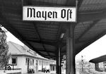 Der Bahnhof Mayen Ost liegt an der Bahnstrecke Andernach - Gerolstein. Hier zweigte früher die Strecke über Polch nach Koblenz-Lützel ab. Das in "Tannenberg-Fraktur" (eine der offiziellen Reichsbahnschriften) gehaltene Bahnhofsschild ist auch Geschichte. (1967) <i>Foto: Helmut Bürger</i>