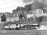 052 845 (ex 50 2845, Krauss-Maffei, Baujahr 1943) unterwegs im Bahnhof Dillenburg. Die dort beheimatete Maschine überlebte das Aufnahmejahr 1969 nicht. (12.05.1969) <i>Foto: Joachim Claus</i>