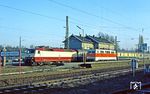 Der Meßzug Dsts 83949 nach Schwerte mit 120 003 muss im Bahnhof Holzwickede auch noch 111 188 mit E 3114 nach Düsseldorf den Vortritt lassen. (13.02.1984) <i>Foto: Joachim Bügel</i>