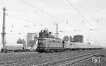 Vor dem Dampfzug verließ Vorserienlok 110 005 noch mit einem Eilzug nach Coburg den Bamberger Bahnhof. (13.05.1973) <i>Foto: Dieter Kempf</i>