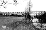 Die Eisenbahnbrücke über das Enztal bei Bietigheim (Württ) wurde von 1851 bis 1853 als Teil der württembergischen Westbahn Bietigheim (Württ)—Bruchsal erbaut. Die Brücke ist 287 Meter lang, etwa 33 Meter hoch und verfügt über 21 doppelstöckige Brückenbögen.  (1932) <i>Foto: RVM</i>