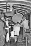 Essensausgabe in einem speziellen Eisenbahnküchenwagen, der für den Einsatz in Front-Urlauberzügen sowie zur Einstellung in kleinere Truppentransportzüge gebaut wurde. (08.1941) <i>Foto: RVM (Steiner)</i>