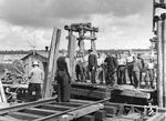 Die folgenden Aufnahmen fertigte Walter Hollnagel im Sommer 1943 an der Anlegestelle Cherson Fähre an. Das Andocken einer Fähre an die Übergangsbrücke wird vorbereitet. Mittels Seilwinden senkt sich die Brücke bis der Höhenunterschied zwischen Fähre und Ufer ausgeglichen ist - für alle Anwesenden offenkundig ein interessantes Manöver.  (1943) <i>Foto: RVM (Hollnagel)</i>