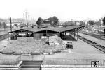Blick auf die provisorisch wiederaufgebauten Anlagen des Bahnhofs Niederlahnstein, der am Ende des Zweiten Weltkriegs Ziel alliierter Luftangriffe wurde, bei denen am 26. Dezember 1944 u.a. das Empfangsgebäude komplett zerstört wurde. (1958) <i>Foto: Slg. Eisenbahnstiftung</i>