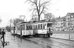 In Heidelberg begegnen sich OEG Tw 44 (Baujahr 1928) nach Mannheim und Tw 64 der Straßenbahn Heidelberg auf der Linie 10 (Bismarckstraße – Bergheimer Straße – Pfaffengrund – Eppelheim). (22.03.1964) <i>Foto: Helmut Röth *</i>