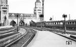 18 524 (Bw Mainz Hbf) verlässt mit dem "Rheingold" FD 101 den Kölner Hauptbahnhof und fährt in die burgähnliche Hohenzollernbrücke über den Rhein ein. (1932) <i>Foto: RBD Köln (Felten)</i>