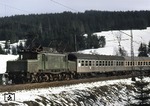 194 133-5 vor N 6715 auf der Frankenwaldbahn bei Steinbach/Wald. (29.03.1975) <i>Foto: Peter Schiffer</i>