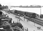 Eine preußische T 18 (Baureihe 78) fährt mit einer hübschen Schnellzuggarnitur durch den rechtsrheinischen Weinort Rüdesheim/Rhein nach Wiesbaden. Im Hintergrund ist die 1945 zerstörte Hindenburgbrücke nach Bingen (Rhein) zu erkennen.  (1937) <i>Foto: Adam Raisch</i>