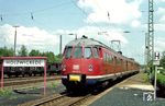 Einer der letzten ET 30 in der alten Farbgebung war 430 420, der hier als als N 5674 am letzten Einsatztag in den Bahnhof Holzwickede einfährt. (02.06.1984) <i>Foto: Wolfgang Bügel</i>