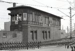 Stellwerk "Lpm" (Lehrte Personenbahnhof Mitte) aus dem Jahr 1895. Mit dem neuen Zentralstellwerk ging auch dieses Stellwerk im Oktober 1986 vom Netz. (06.03.1978) <i>Foto: Benno Wiesmüller</i>