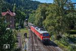 Ein umgeleiteter Ambrogio Auflieger KLV-Zug aus Gallarate /Italien mit 232 609 und einer 152 in Eyach. (23.08.2017) <i>Foto: Joachim Schmidt</i>