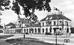Da der Bahnhof Rastatt momentan in aller Munde ist, hier ein Blick auf das stattliche Empfangsgebäude an der Rheintalstrecke zwischen Karlsruhe und Baden-Baden in den 1930er Jahren, wo auch die Murgtalbahn nach Freudenstadt beginnt. (1938) <i>Foto: RVM</i>